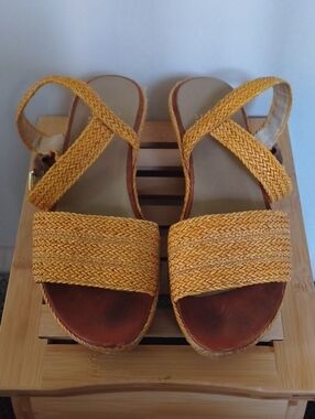 Stuart Weitzman Woven Cross-Strap Sandals Size 8M
